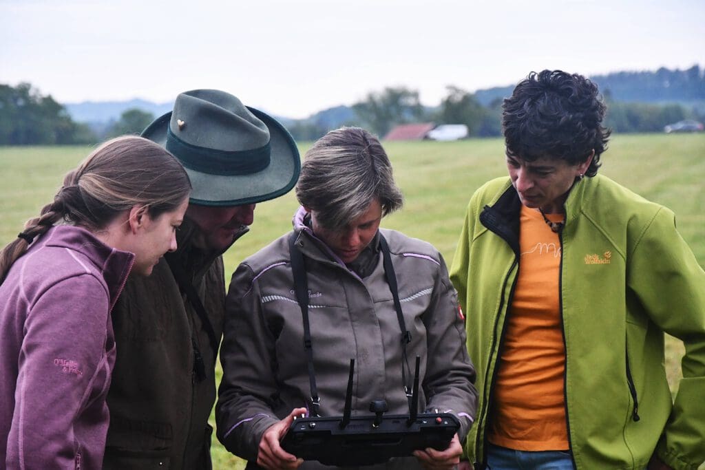 Kitzrettung Team überwacht Drohnenflug